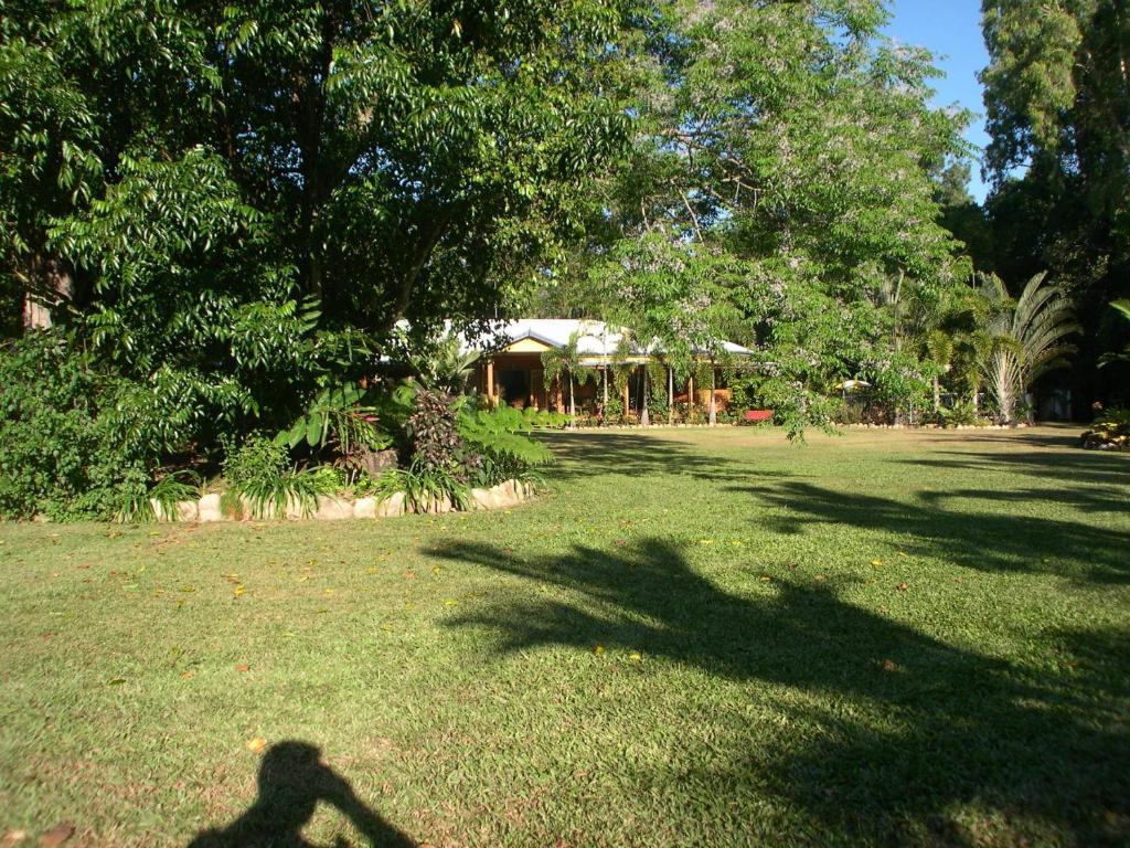 Hibiscus Lodge Bed & Breakfast Wongaling Beach Esterno foto