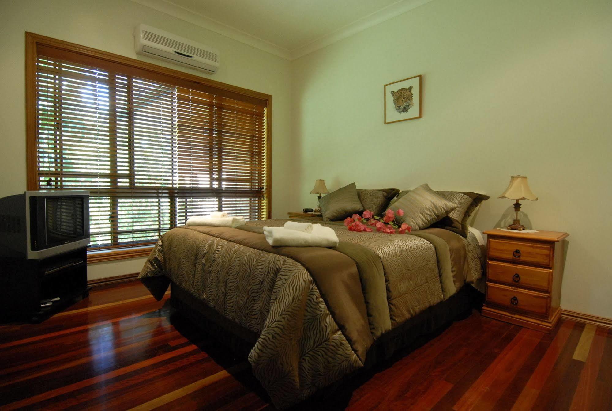 Hibiscus Lodge Bed & Breakfast Wongaling Beach Esterno foto